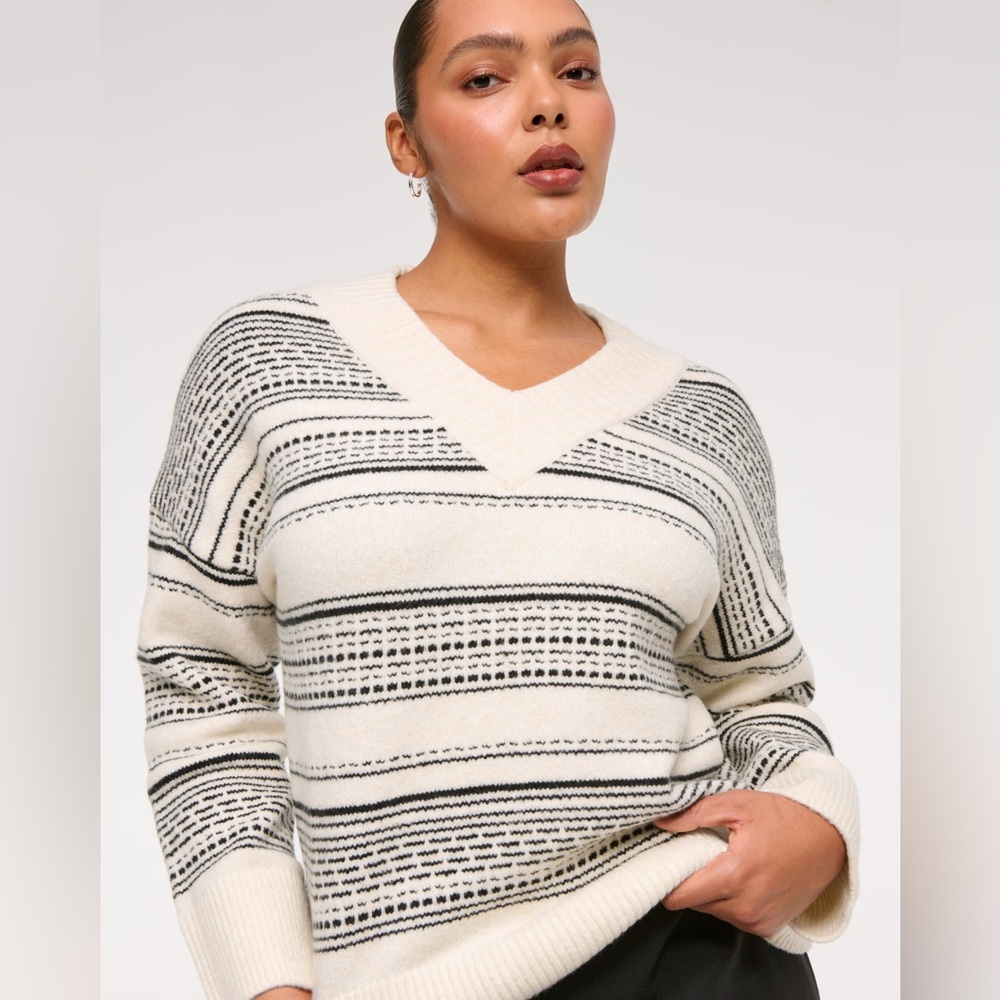 Abercrombie Women’s V Neck Sweater Size L